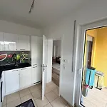 شقة Modern 2-room With Free Parking And Balcony *