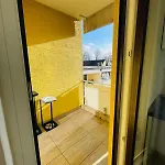 Modern 2-room With Free Parking And Balcony شقة